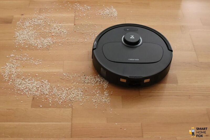 Roborock QRevo Plus saugt Linsen auf dem Hartboden